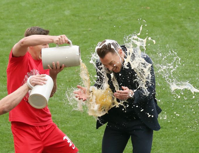 Matthias Jaissle, Trainer des RB Salzburg bekommt nach dem Sieg eine Bierdusche. salzburg