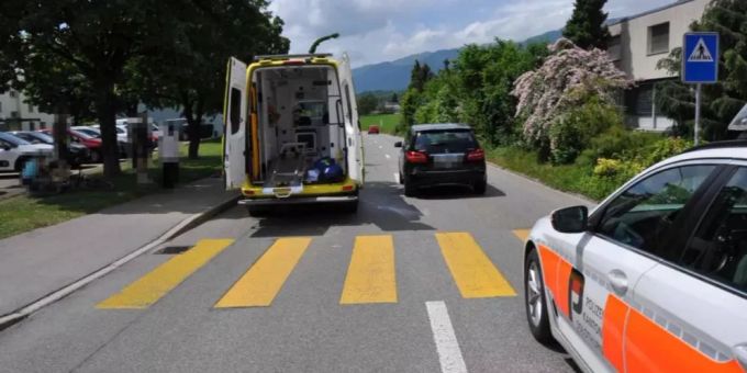 Fussgängerin wird von Auto erfasst und verletzt.