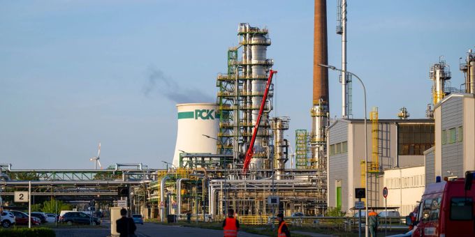 Bisher verarbeitet die PCK Raffinerie russisches Öl aus der Druschba-Pipeline. Das könnte sich bald durch eine Übernahme ändern. Bisher verarbeitet die PCK Raffinerie russisches Öl aus der Druschba-Pipeline. Das könnte sich bald durch eine Übernahme ändern.