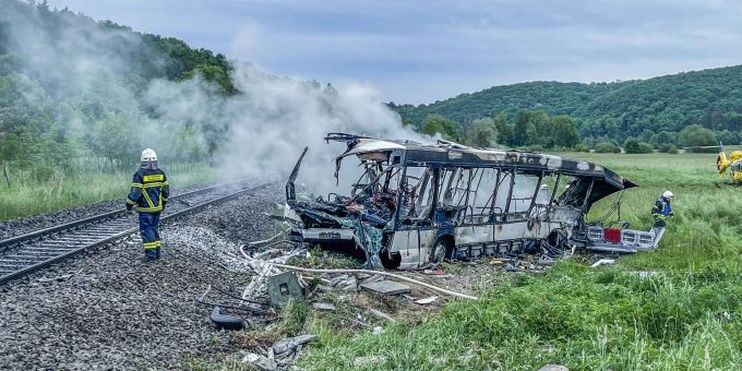 Der Bus, der in der Nähe von Ulm mit einem Zug kollidierte, ist völlig zerstört. Der Bus, der in der Nähe von Ulm mit einem Zug kollidierte, ist völlig zerstört.