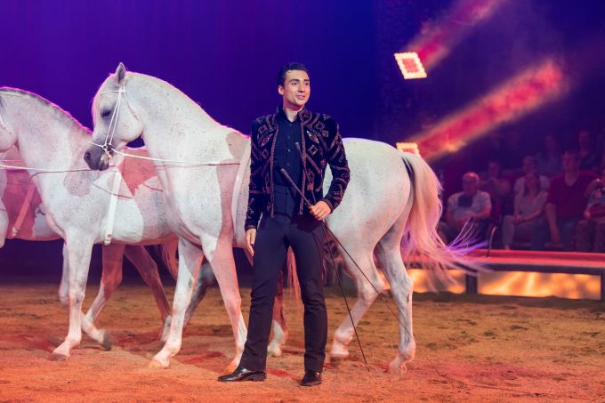 Ivan Frédéric Knie überzeugt mit einer neuen Dressur mit zwölf Pferden. Circus Knie