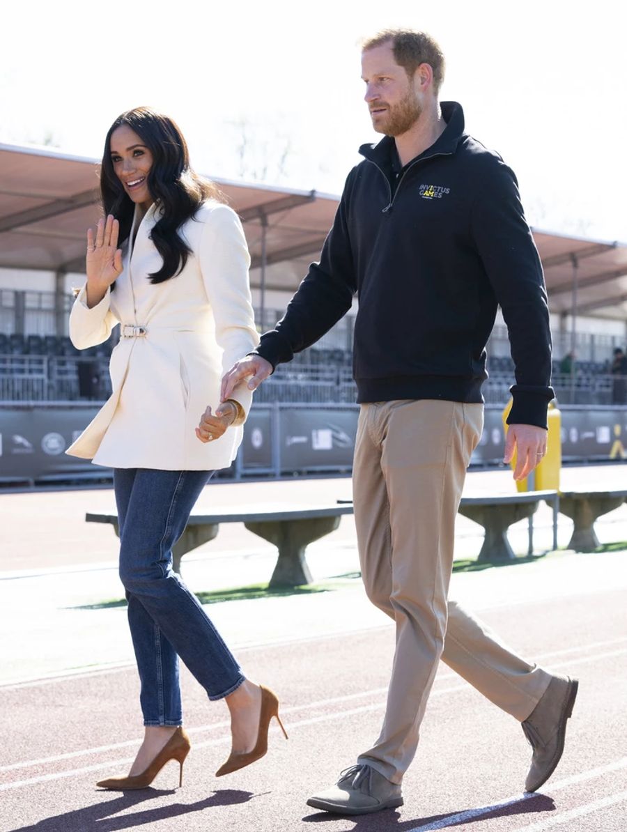 Im weissen Blazer und Jeans machte Meghan eine gute Figur.