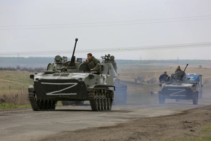 Russische Panzer verschieben am 18. April nahe Mariupol in Richtung Stadt. Der Ukraine-Krieg wird wohl weiterhin mehrheitlich am Boden ausgetragen werden. Ukraine Russia