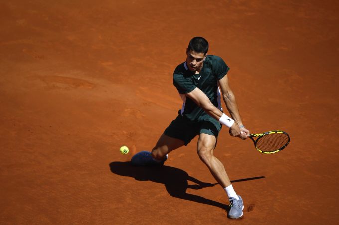 Carlos Alcaraz im Spiel gegen Rafael Nadal an den Madrid Open. Carlos Alcaraz Rafael Nadal