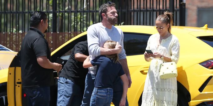 Ben Affleck tröstet seinen Sohn Samuel, nachdem dieser seinen Lamborghini in einen BMW gefahren hatte. Afflecks Liebste Jennifer Lopez schaut aufs Handy. crash