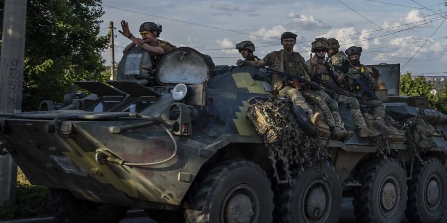 Ukrainische Soldaten fahren einen Panzer auf einer Strasse in der Region Donezk in der Ostukraine. Foto: Nariman El-Mofty/AP/dpa