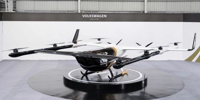 Die Passagierdrohne V.MO bei ihrer Vorstellung in China. Das Flugtaxi, das von VW den Spitznamen «Fliegender Tiger» bekommen hat, verfügt über acht Rotoren für den Auftrieb und zwei weitere Propeller für den horizontalen Flug. Die Passagierdrohne V.MO bei ihrer Vorstellung in China. Das Flugtaxi, das von VW den Spitznamen «Fliegender Tiger» bekommen hat, verfügt über acht Rotoren für den Auftrieb und zwei weitere Propeller für den horizontalen Flug.