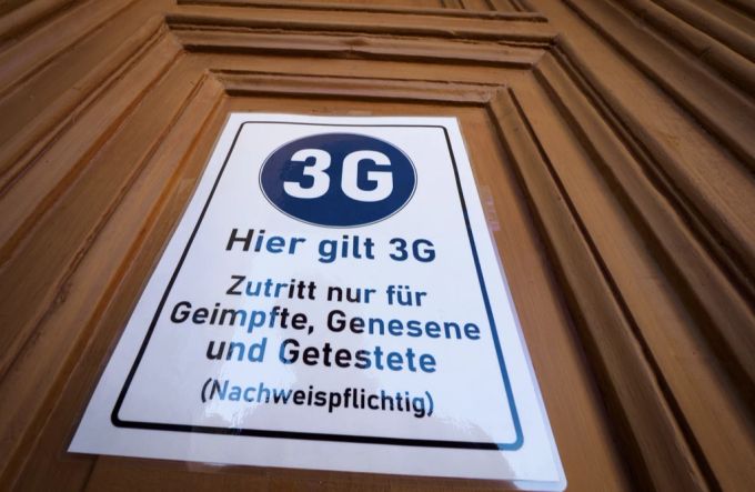 Ein Schild mit «Hier gilt 3G» hängt an einer Tür. (Archivbild) coronavirus