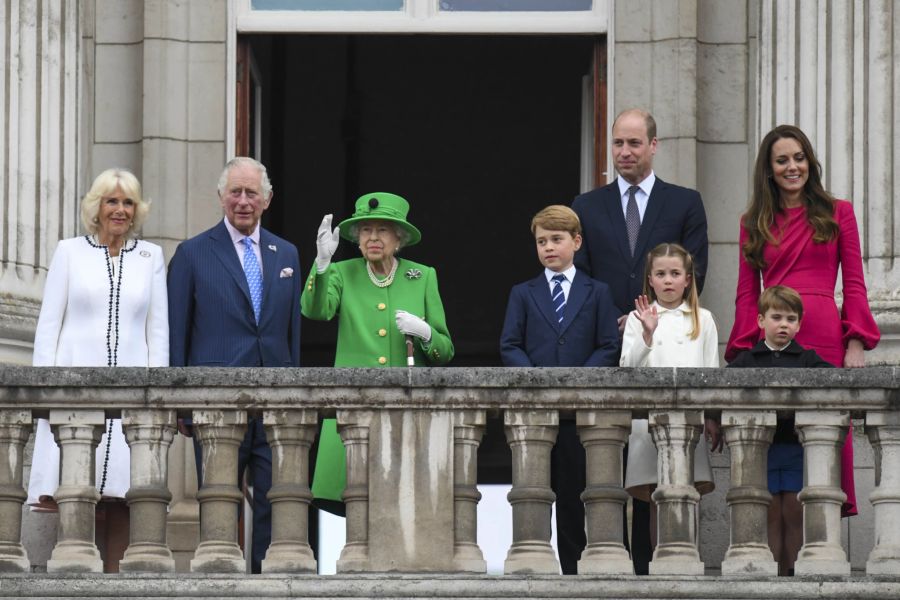 Camilla, Prinz Charles, Queen Elizabeth II, Prinz George, Prinz William, Prinzessin Charlotte, Prinz Louis und Kate auf dem Royal-Balkon im Juni 2022.