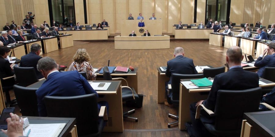 Die Abgeordneten der Länder nehmen im Bundesrat an einer Sitzung teil.