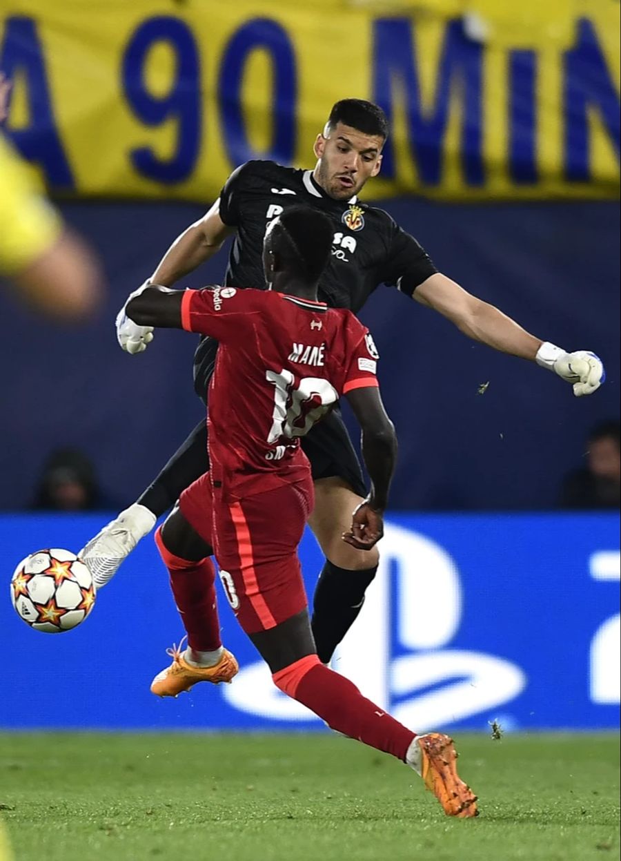 Geronimo Rulli haut beim 3:2-Gegentor über den Ball.