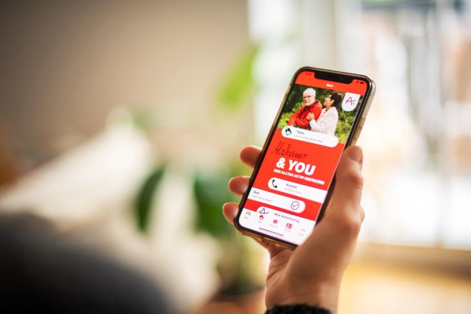 Online gibt es viele Tipps zur Aktivierung von Demenzkranken. Smartphone App you rot weiss Hand