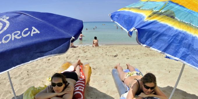Feriengäste liegen am Strand in Mallorca: Herr und Frau Schweizer zieht es nach dem Wegfall der Corona-Massnahmen wieder vermehrt ins Ausland (Archivbild). Feriengäste liegen am Strand in Mallorca: Herr und Frau Schweizer zieht es nach dem Wegfall der Corona-Massnahmen wieder vermehrt ins Ausland (Archivbild).