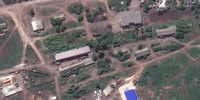 Auf diesem von Maxar Technologies zur Verfügung gestellten Satellitenbild sind russische Streitkräfte am Donnerstag, dem 26. Mai 2022, in der Stadt Kolodyazi, etwa 11 Kilometer nordöstlich von Lyman, Ukraine, zu sehen. Fahrzeuge sind in der Nähe von Gebäuden in der Stadt positioniert. ukraine krieg lyman