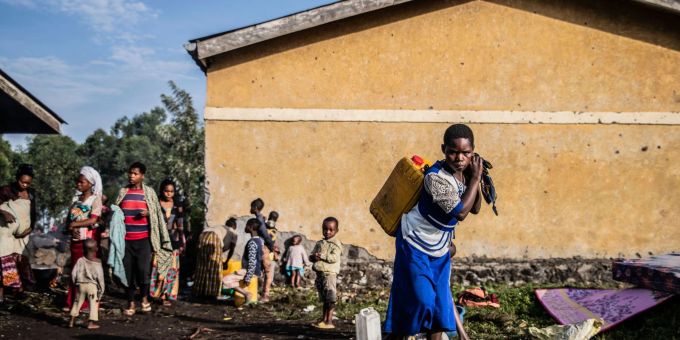 Die Kämpfe zwischen kongolesischen Streitkräften und M23-Rebellen vertrieben Menschen nördlich von Goma. Tausende sind bereits vor der Gewalt geflohen. kongo