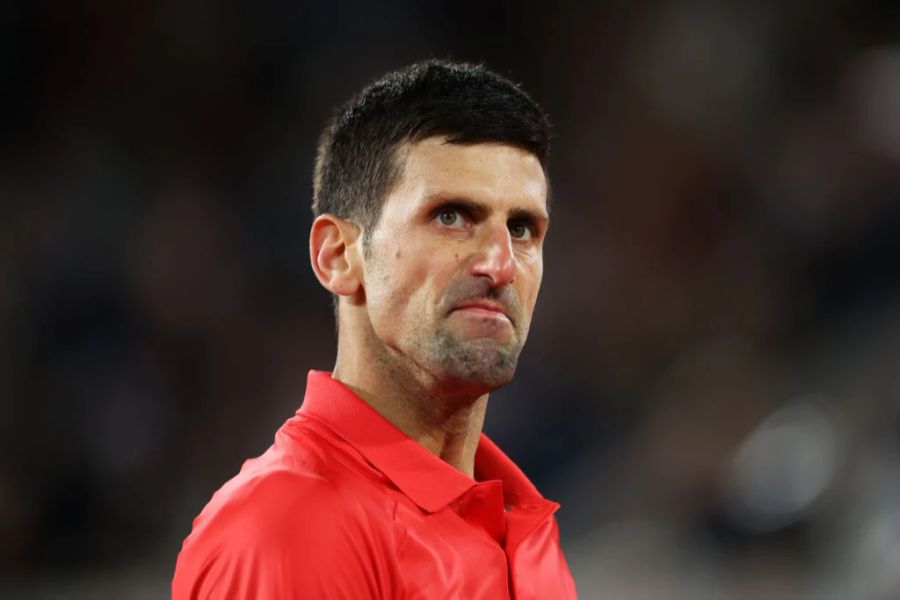 Novak Djokovic ist nach der Niederlage gegen Rafael Nadal sichtlich genervt.