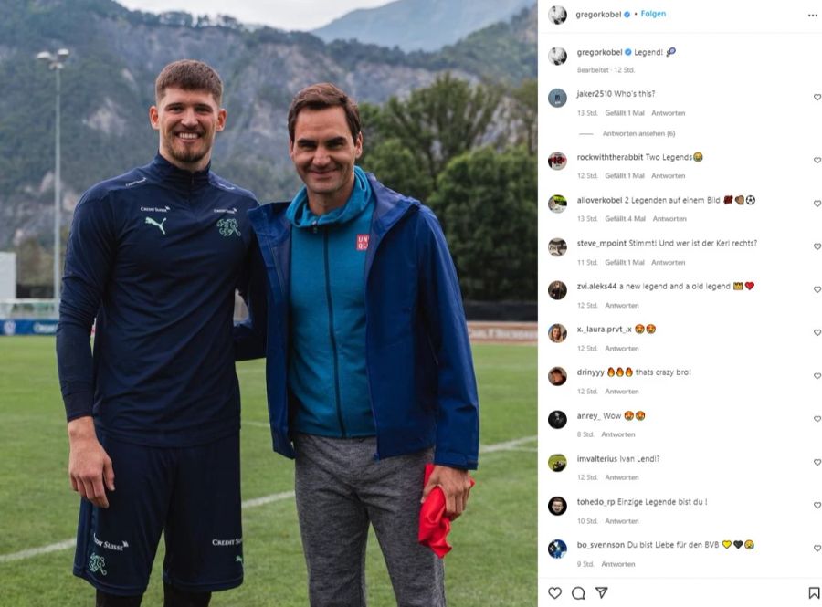 Goalie Gregeit Kobel freut sich genau so über sein Foto mit Roger Federer wie...