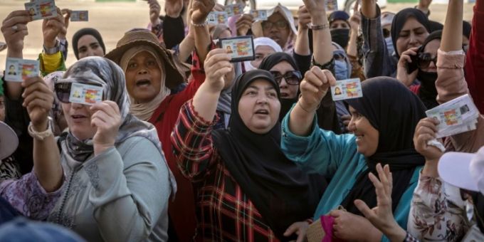Marokkanische Arbeitskräfte protestieren am Grenzposten Fnideq Melilla