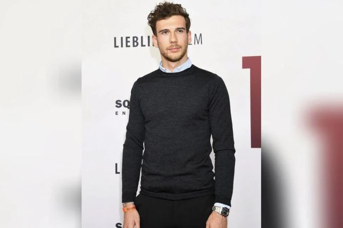 Leon Goretzka achtet bei seinen Outfits auf die Uhr. Leon Goretzka