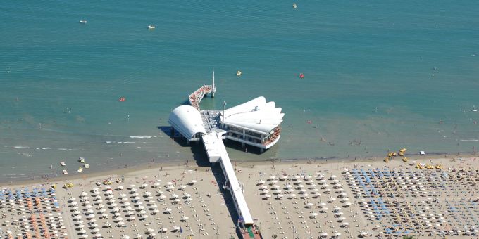 Die sogenannte Terrazza Mare ist das Wahrzeichen von Lignano Sabbiadoro. italien