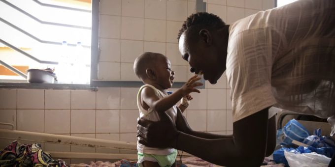Ein unterernährtes Kind wartet auf seine Behandlung in einem Spital in Ouagadougou, der Hauptstadt Burkina Fasos. burkina faso