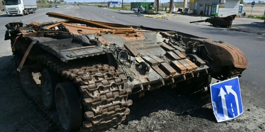 Zerstörter russischer Panzer am Rand von Kiew