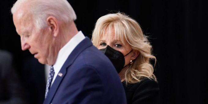 US-Präsident Joe Biden und seine Frau Jill in Buffalo nach den tödlichen Schüssen in einem Supermarkt. US-Präsident Joe Biden und seine Frau Jill in Buffalo nach den tödlichen Schüssen in einem Supermarkt.
