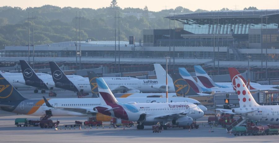 Die Flugbranche kämpft mit den Folgen der Coronavirus-Pandemie. Es kommt zu Fehlplanungen und es mangelt an Personal.