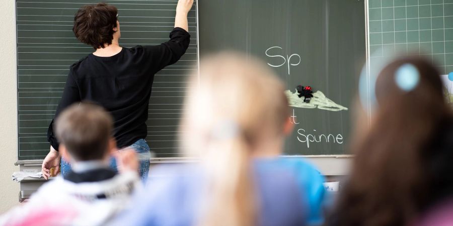 In Deutschland fehlen Zehntausende Erzieherinnen und Sozialpädagogen, um bis Ende des Jahrzehnts allen Grundschulkindern den gesetzlich garantierten Ganztagsplatz sicher anbieten zu können. Das geht aus einer Studie der Bertelsmann Stiftung hervor.