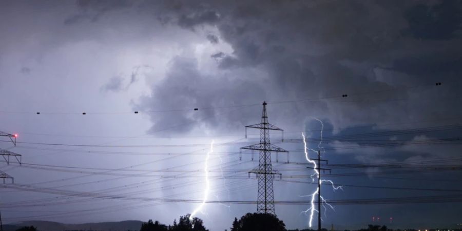 Seit Sonntag sind schweizweit über 9000 Blitze niedergegangen. (Archivbild)