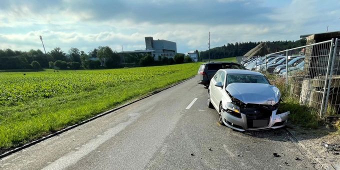 Beim Unfall wurden zwei Personen verletzt.