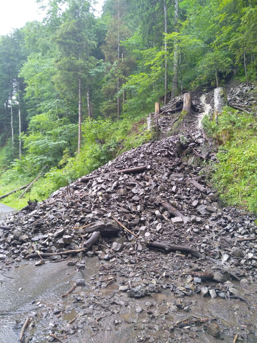 In Entlebuch LU löste das Unwetter einen Erdrutsch aus. (1/2)