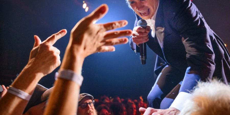 Fazit nach dem Konzert am 56. Montreux Jazz Festival: Wer an einem Konzert von Nick Cave and The Bad Seeds in der ersten Reihe steht, gehört zum Bühnenprogramm dazu.