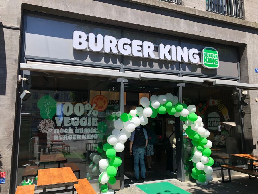 Die Burger-King-Filiale am Basler Bahnhof SBB ist mit grünen Luftballons geschmückt.