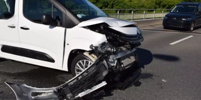 Kollision zwischen zwei Autos auf Autobahnausfahrt.