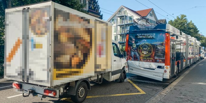 Stadt St. Gallen: Lieferwagen kollidiert mit Trolleybus Stadt St. Gallen: Lieferwagen kollidiert mit Trolleybus