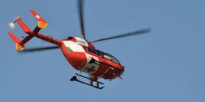 Motorradfahrer prallt gegen Pfosten und verletzt sich.