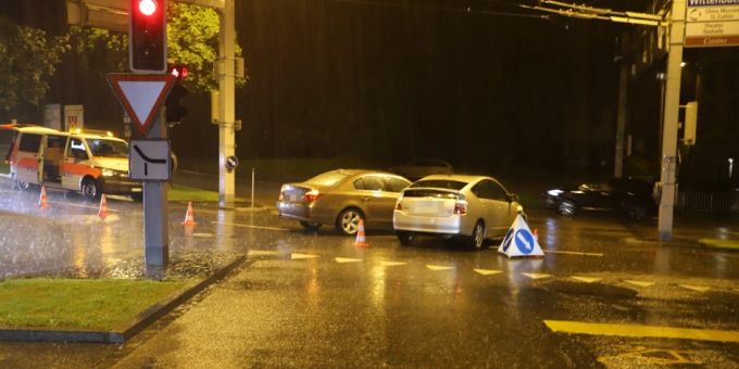 Personenwagen kollidieren auf Verzweigung.