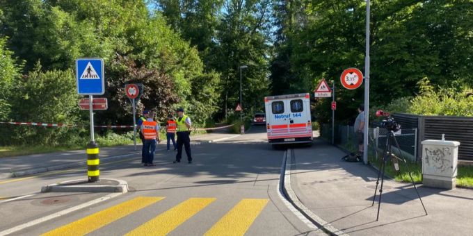 Chemikalien im Hürstwald? Die Kantonspolizei hat für ihre Suche eine Absperrung errichtet. chemikalien hürstwald