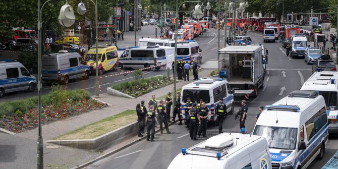 Auto fährt in Berlin in Menschenmenge