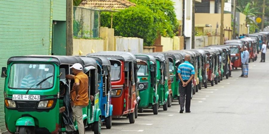 Warteschlange an einer Tankstelle in Colombo