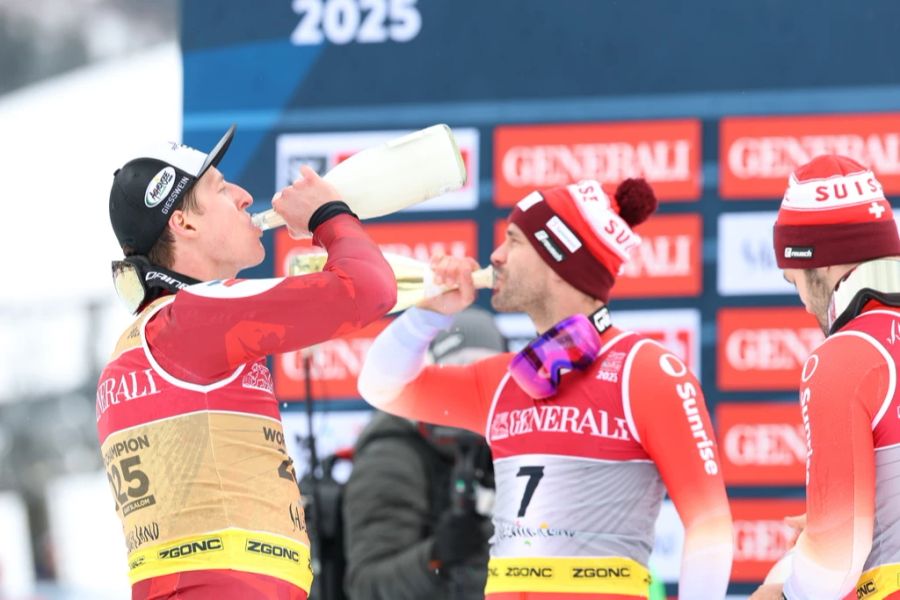 Die Schweizer rund um Marco Odermatt räumten an der WM in Saalbach ab – und damit einher geht auch der Champagner bei der Siegerehrung.