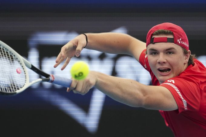 Dominic Stricker gewinnt das Doppel mit Belinda Bencic, verliert aber sein Einzel gegen Ugo Humbert. Dominic Stricker