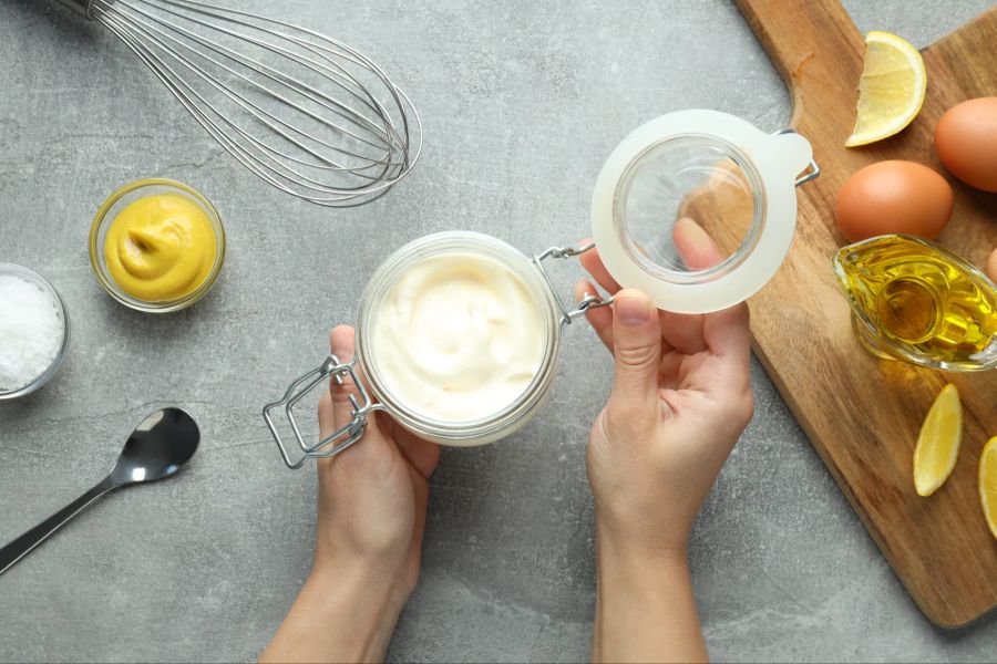 Frische Mayonnaise in einem Glas