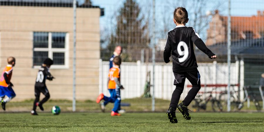 kinder fussballplatz