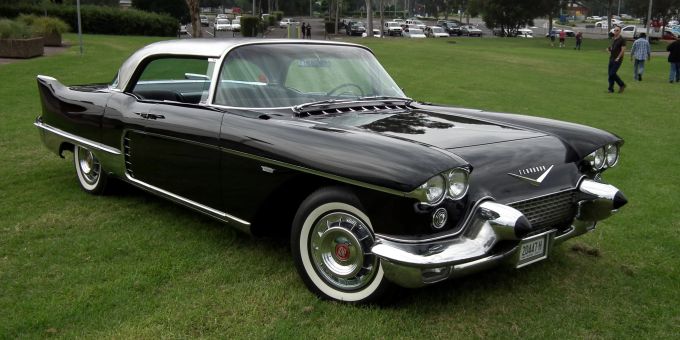 Der Cadillac Eldorado Brougham (1957) richtete sich an wohlhabende Kunden. Direkte Konkurrenten waren der Lincoln Continental und der Imperial Crown. Cadillac Eldorado Brougham (1957)
