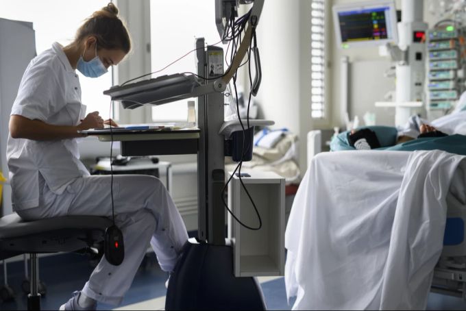 Vertrauen in Ärzte ist laut einem Medizinhistoriker wichtig, damit weniger Interventionen durchgeführt werden müssen. (Symbolbild) Ärzte Vertrauen Patient