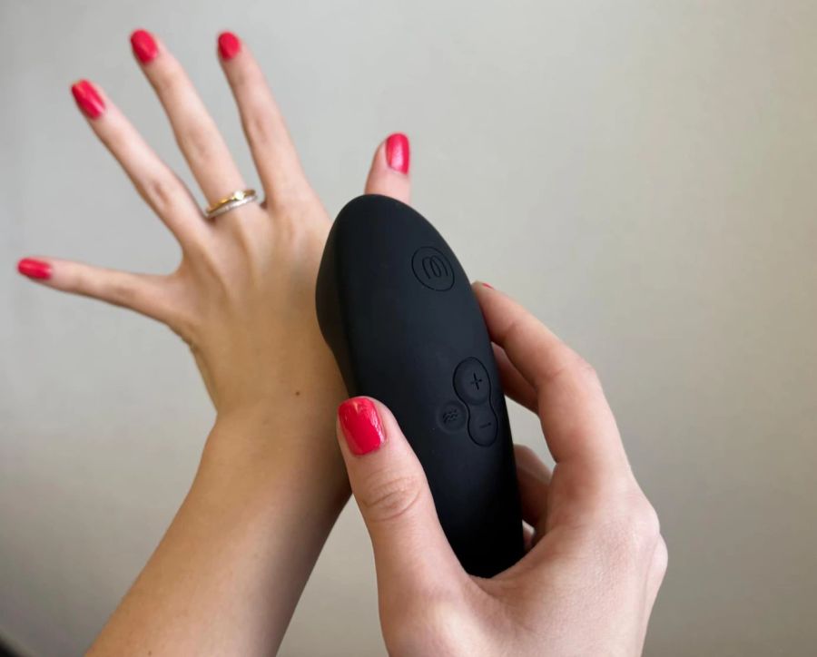 Der breite Stimulationskopf des Womanizer Enhance ermöglicht intensivere Empfindungen, indem er mehr erogene Zonen stimuliert.