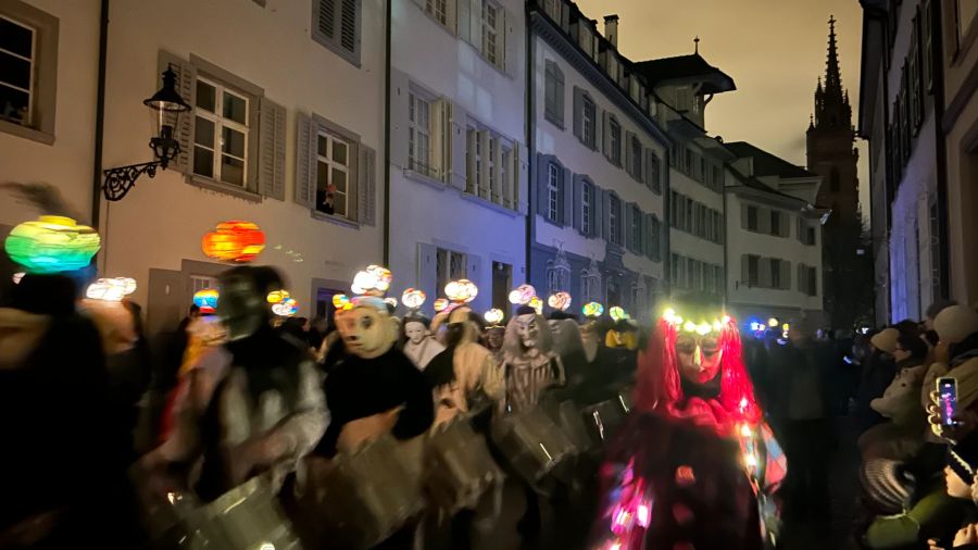 Die Basler Fasnacht startet traditionell mit dem «Morgestraich» am frühen Montagmorgen. (Archivbild)