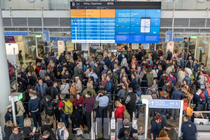 Passagiere, die vom Streik am Münchner Flughafen betroffen sind, stehen unter anderem Erstattungen zu. (Archivbild) Münchner Flughafen Menschen